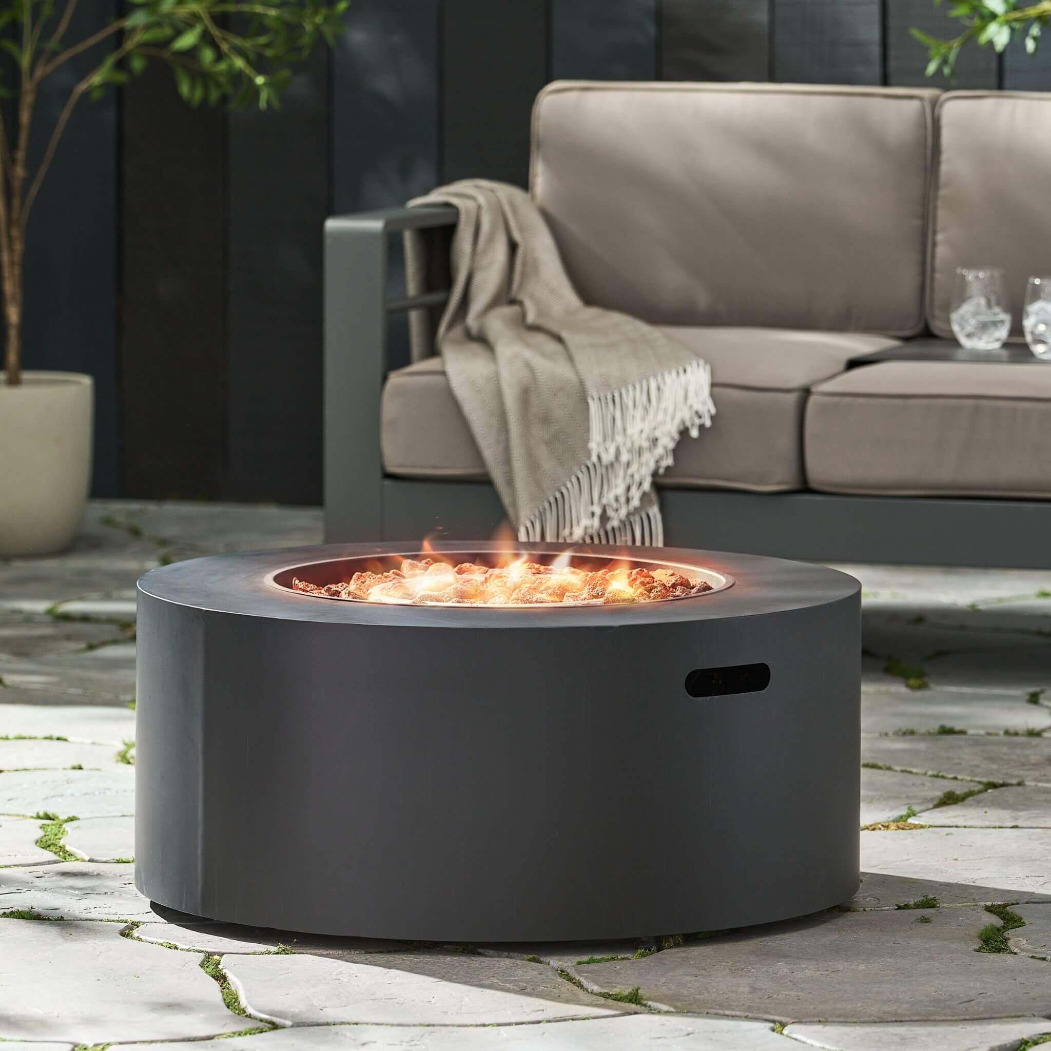 Alora Modern 32-Inch 40K BTU Round Iron Propane Fire Pit (SAK29102)